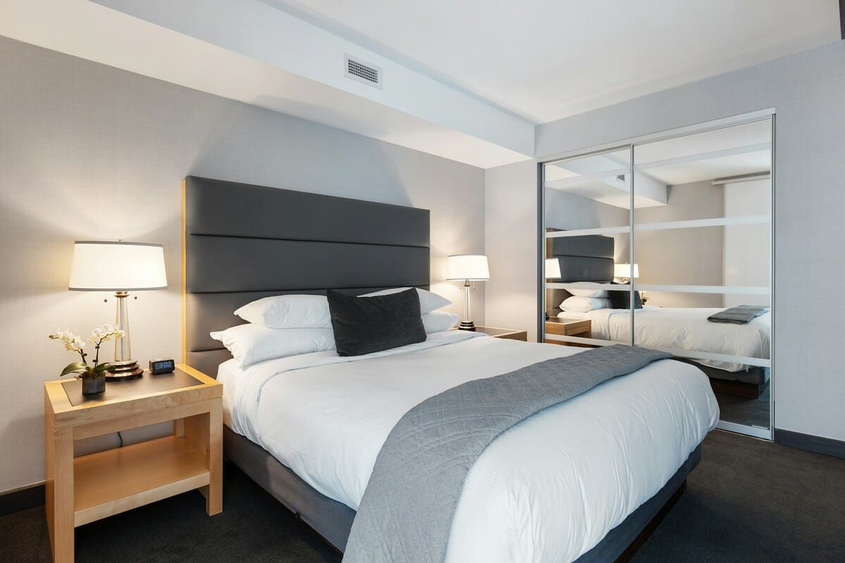 Essential decorations for a welcoming bedroom: what to include and what to avoid